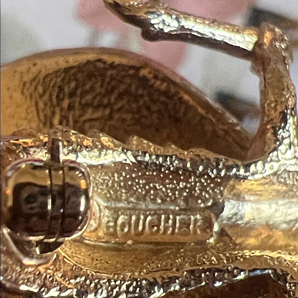 BOUCHER Signed Enameled Lifelike Bee Brooch w/Purple Paste Glass Cabachon Eyes - Picture 10 of 13